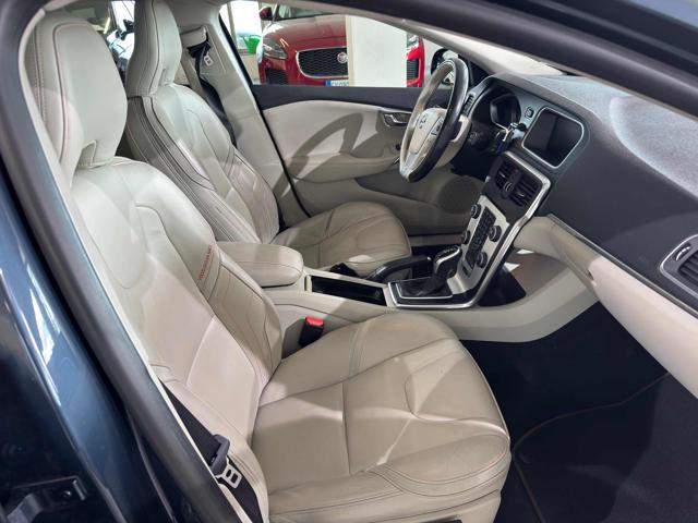 VOLVO V40 Cross Country D3 Geartronic Momentum