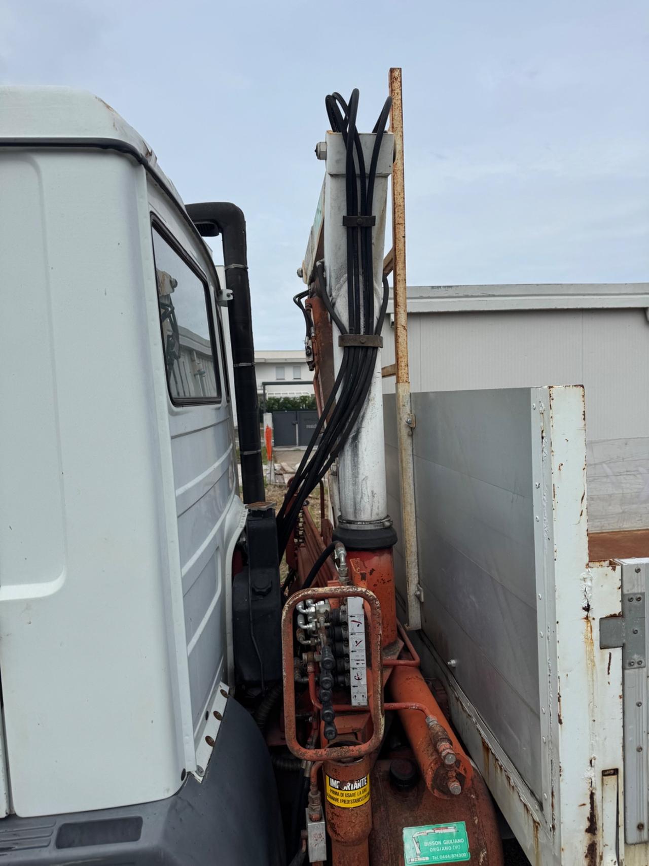 Iveco 65-10 con gru