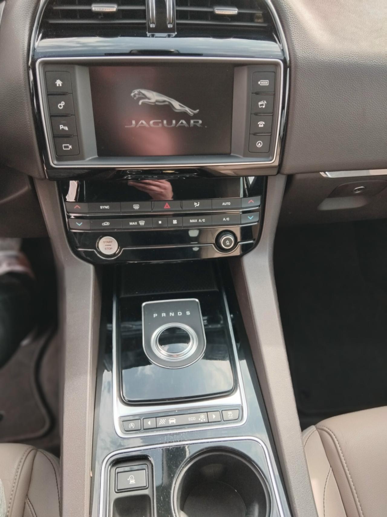 Jaguar F-Pace 2.0 D 180 CV Portfolio