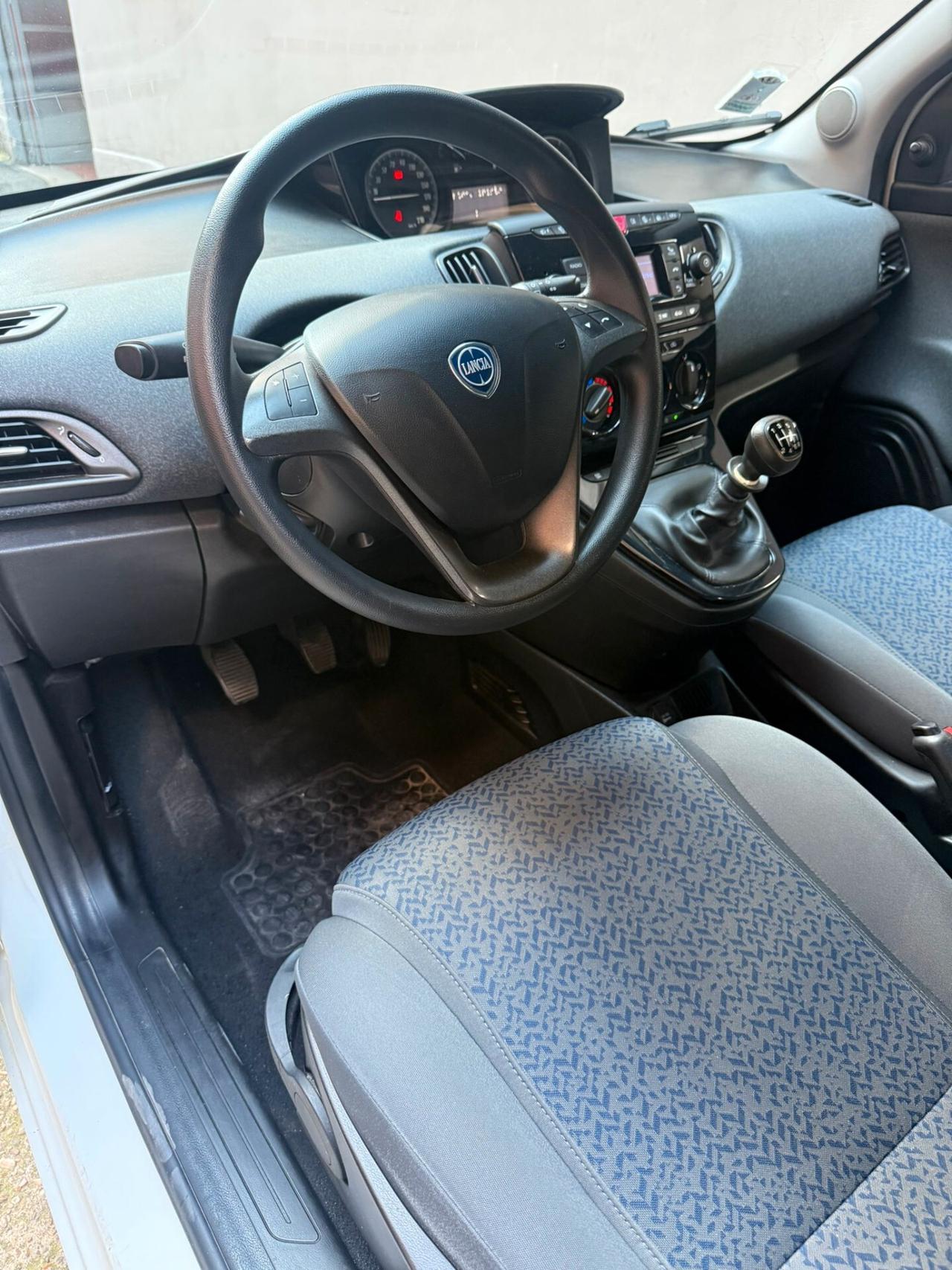Lancia Ypsilon 1.0 FireFly 5 porte S&S Hybrid Ecochic Silver
