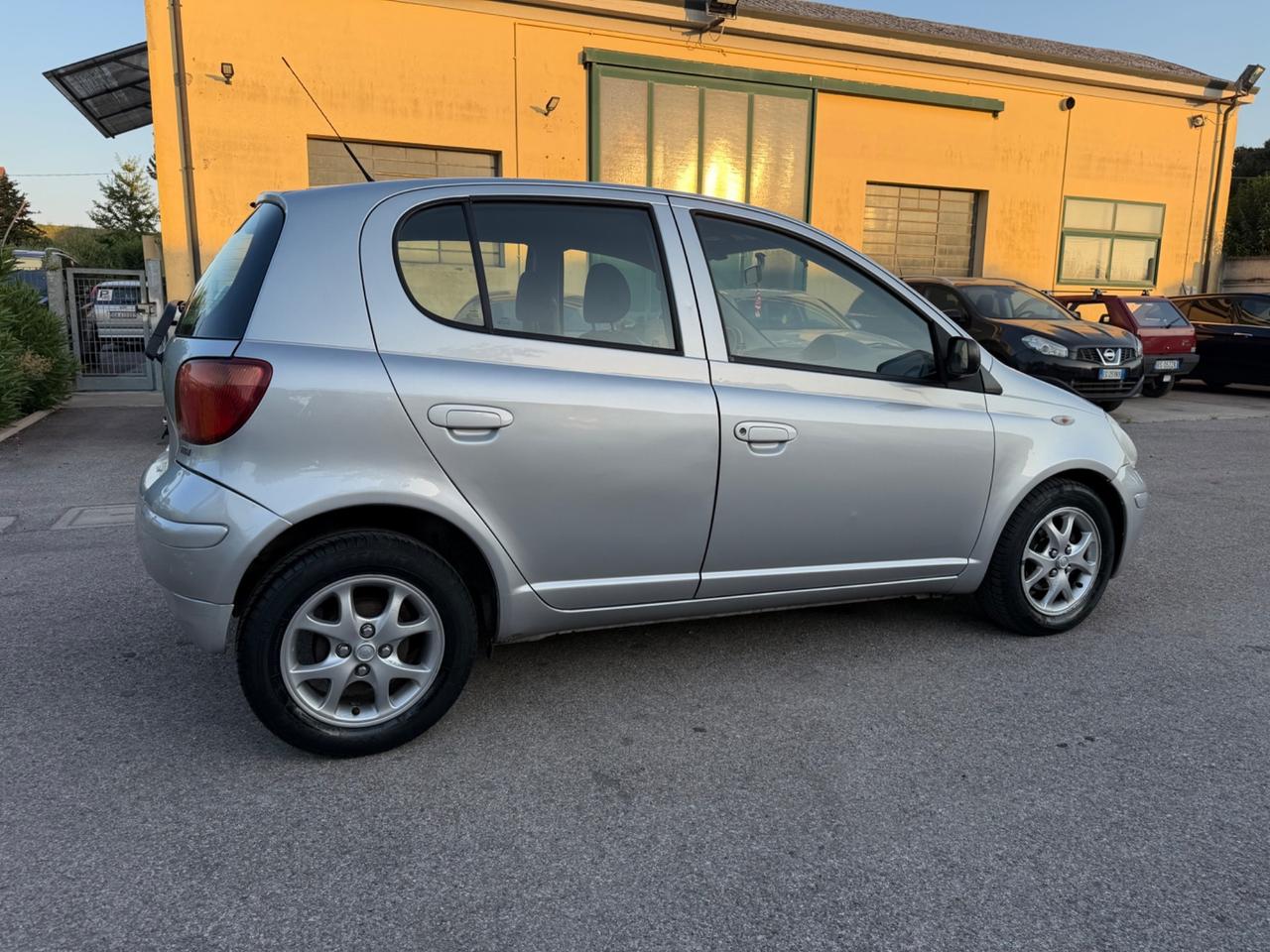 Toyota Yaris 1.3i 16V cat 5 porte Sol