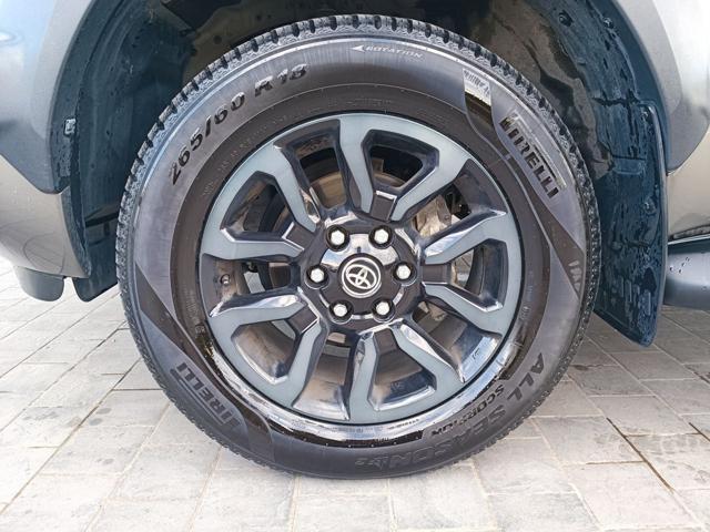 TOYOTA Hilux 2.8 D A/T 4WD 4 porte Double Cab Invincible