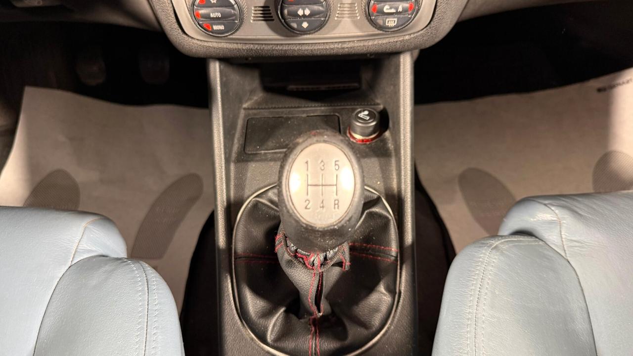 Alfa Romeo 147 1.6i 16V Twin Spark cat 3p. Distinctive