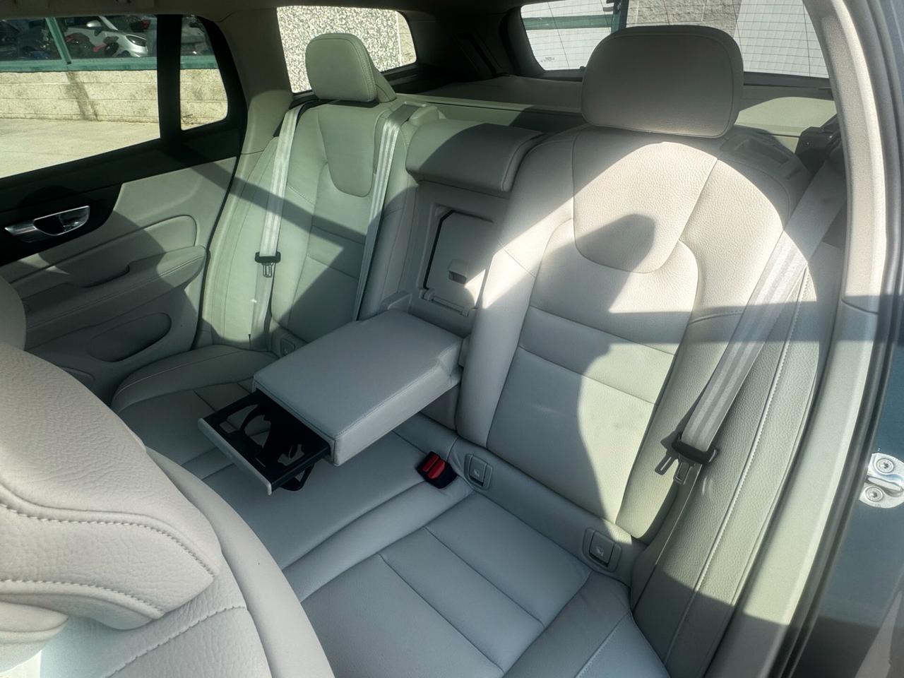 Volvo V60 2.0 B5 Ultimate Dark R Design 4x4 Mild Hybrid