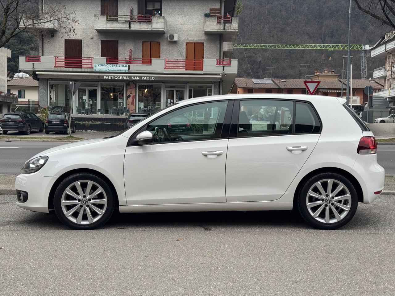 Volkswagen Golf Business 1.6 TDI DSG - CAMBIO AUTOMATICO - SENSORI ANTERIORI E POSTERIORI - OK NEOPATENTATI