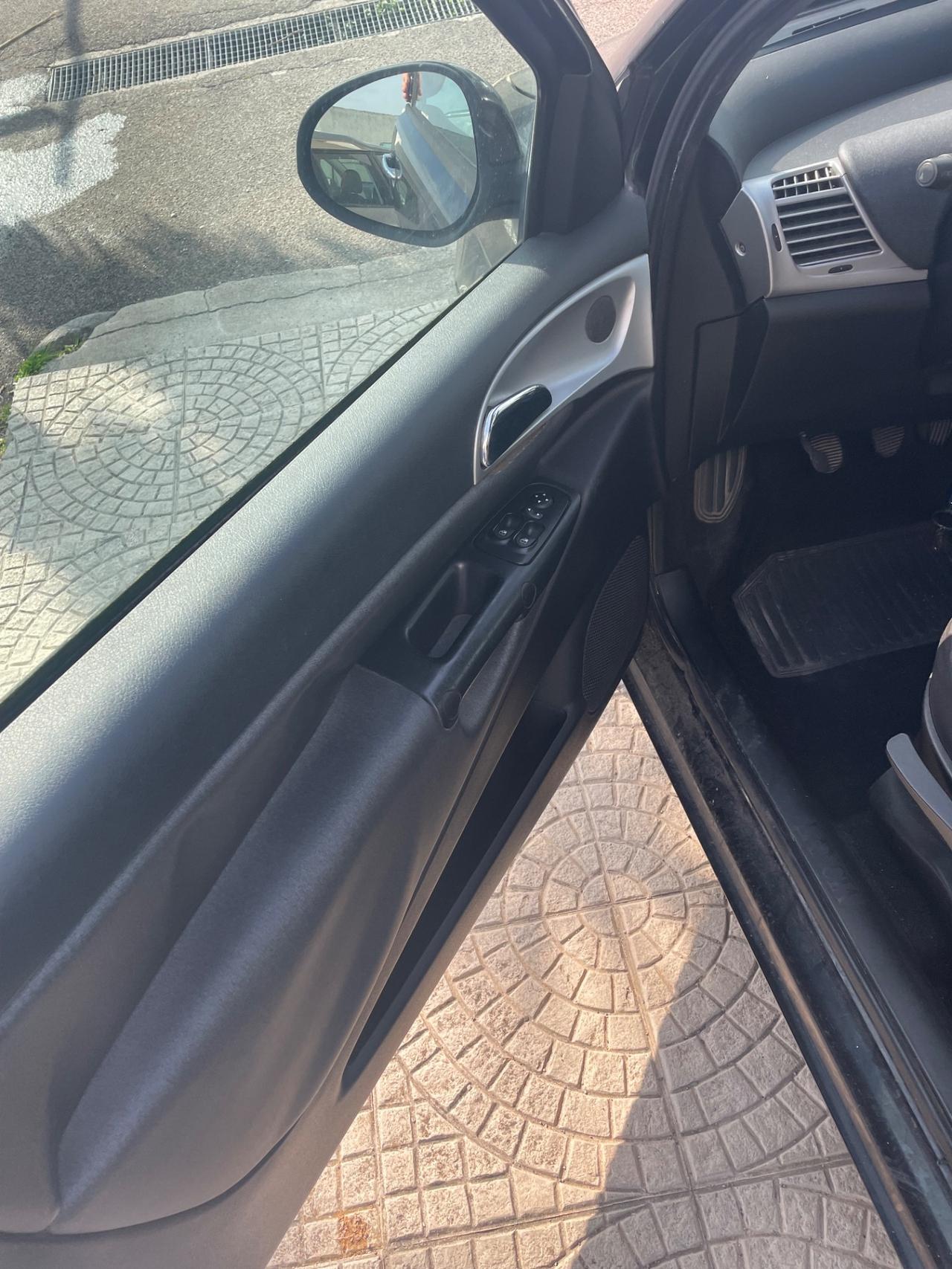 Lancia Ypsilon 1.3 MJT 75 CV Platinum leggi annuncio