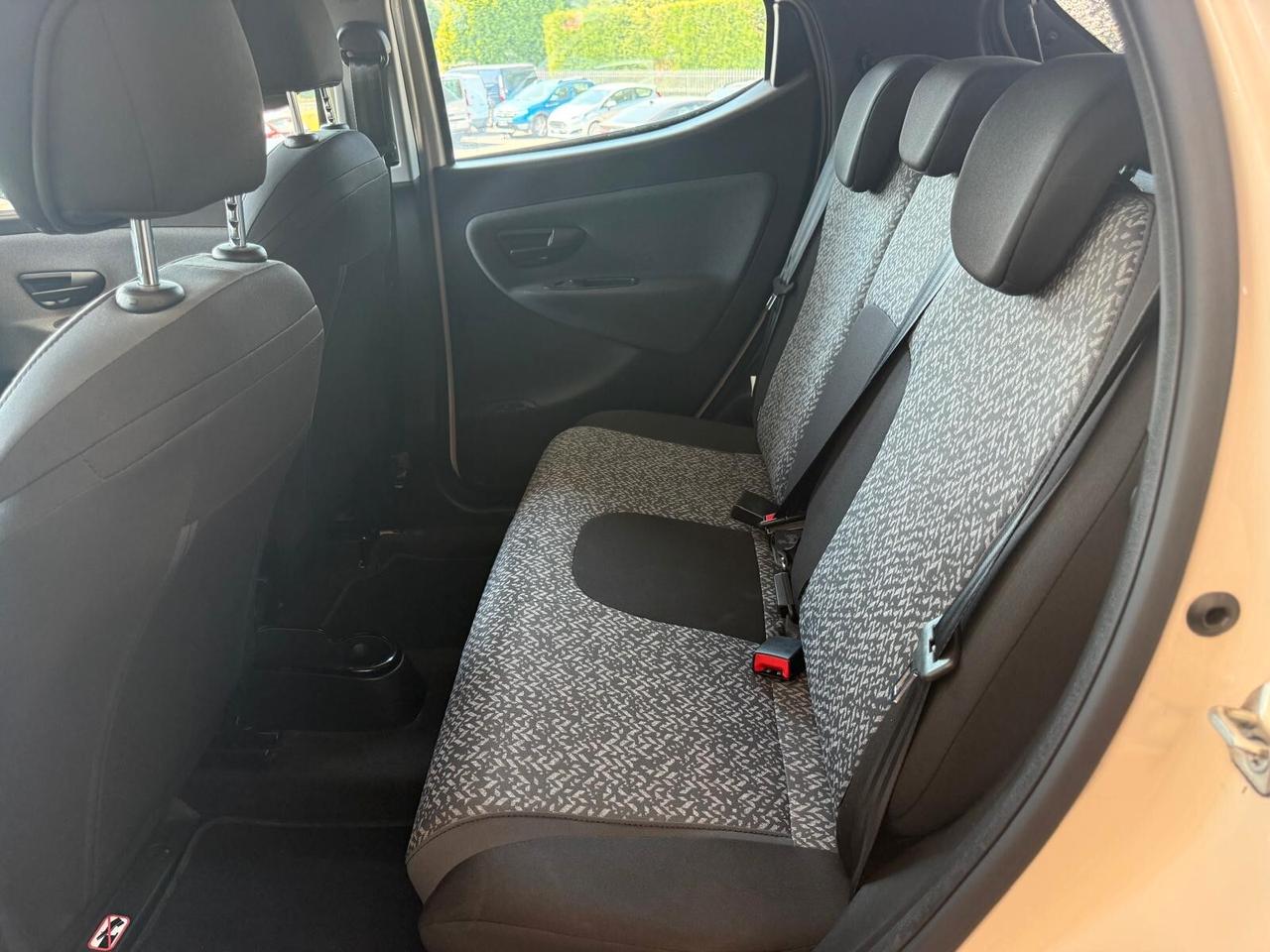 Lancia Ypsilon 1.0 FireFly 5 porte S&S Hybrid Ecochic Silver