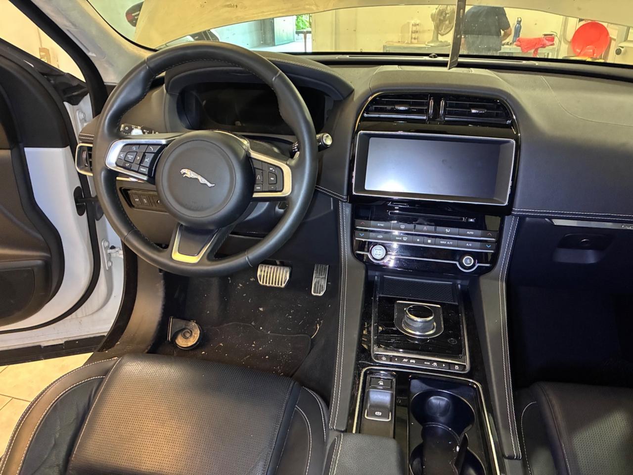 Jaguar F-Pace 2.0 D 180 CV AWD aut. R-Sport