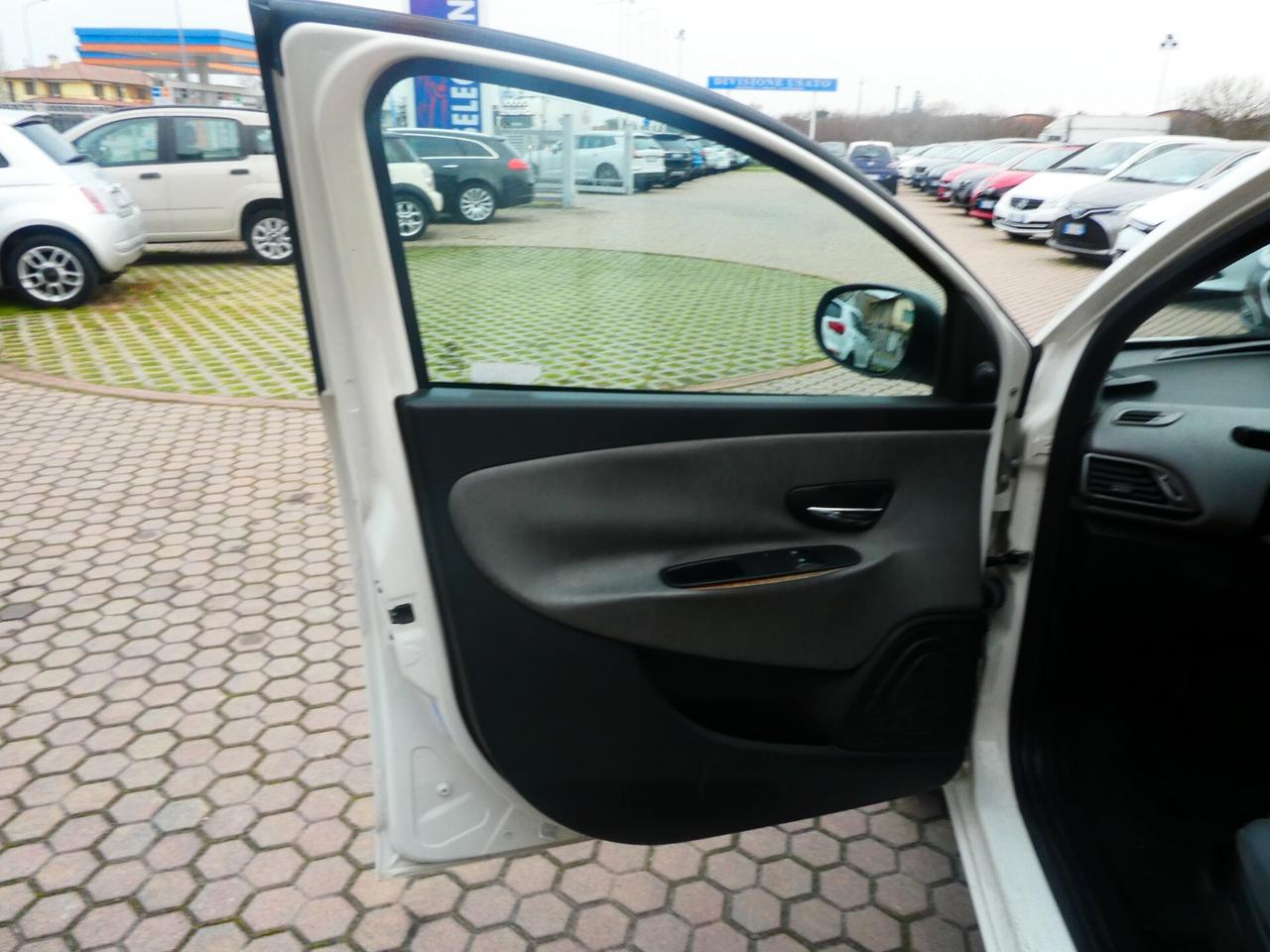 Lancia Ypsilon 1.3 MJT 16V 95 CV 5 porte OK NEOPATENTATI