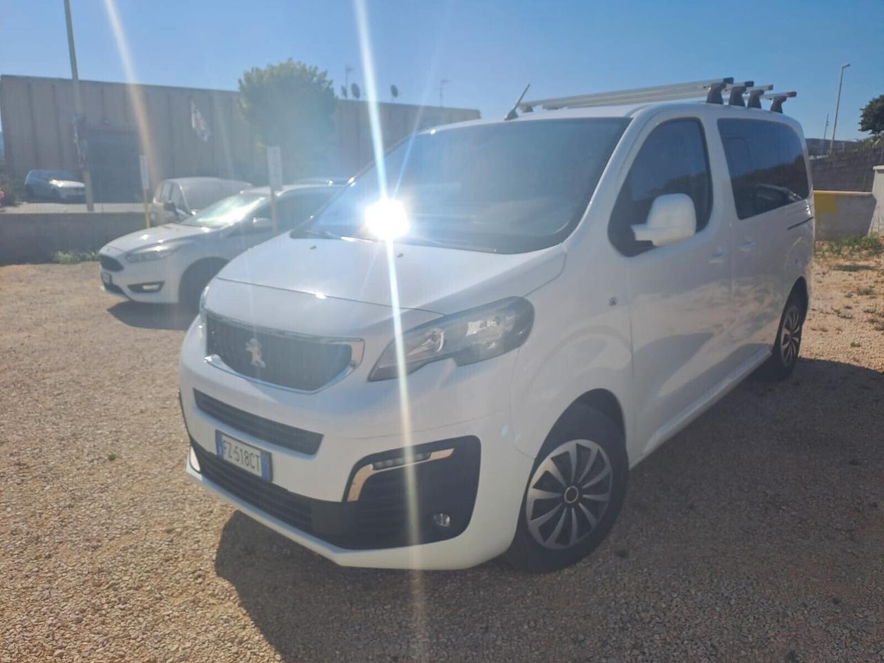 Peugeot Traveller 9 posti
