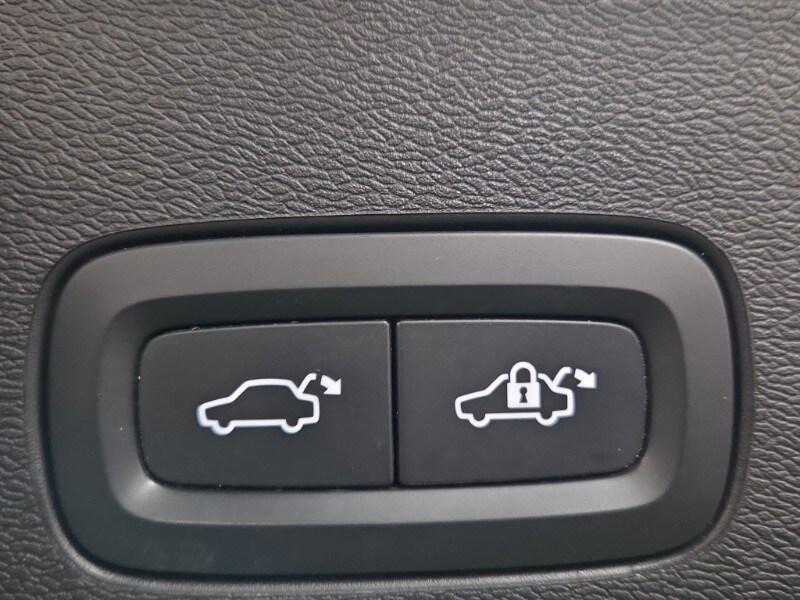 VOLVO XC60 (2017-->) XC60 T6 Recharge Plug-in H...