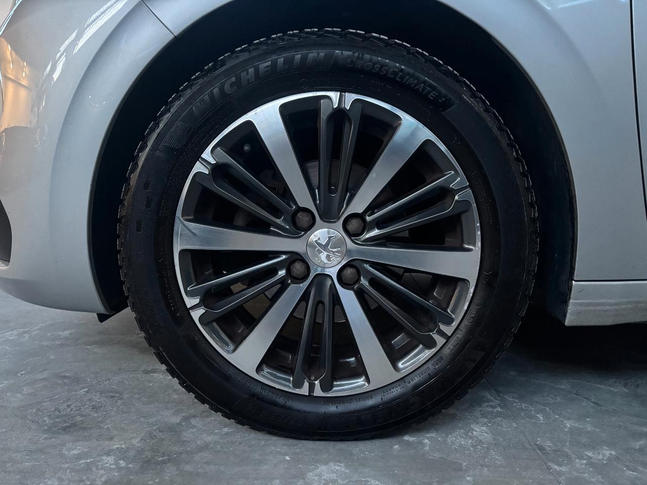 Peugeot 208 PureTech 82 5p. GPL Allure