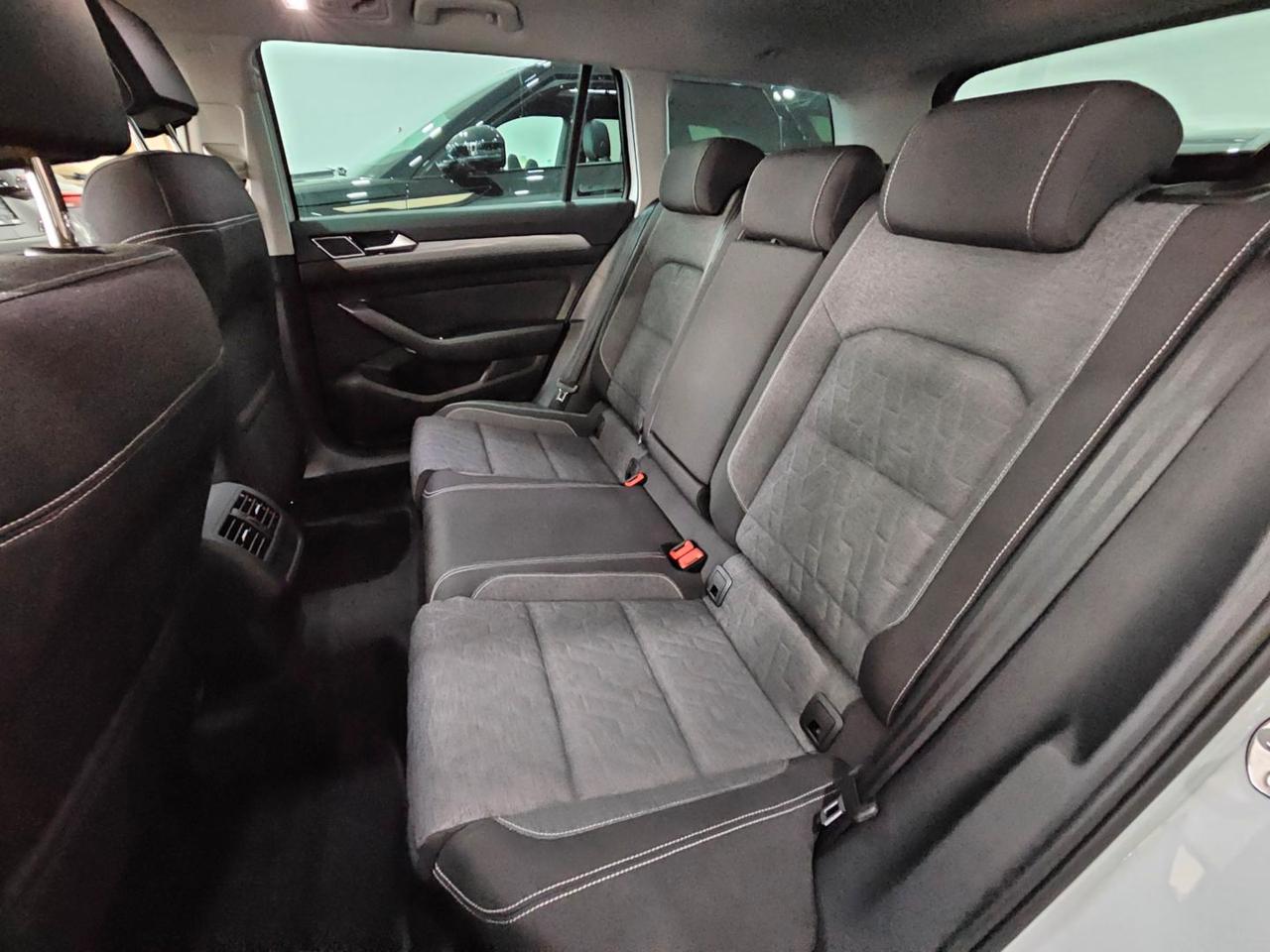 Volkswagen Passat Variant Tetto LED C.17 ACC Camera360 PDC Navi Paddles S&S