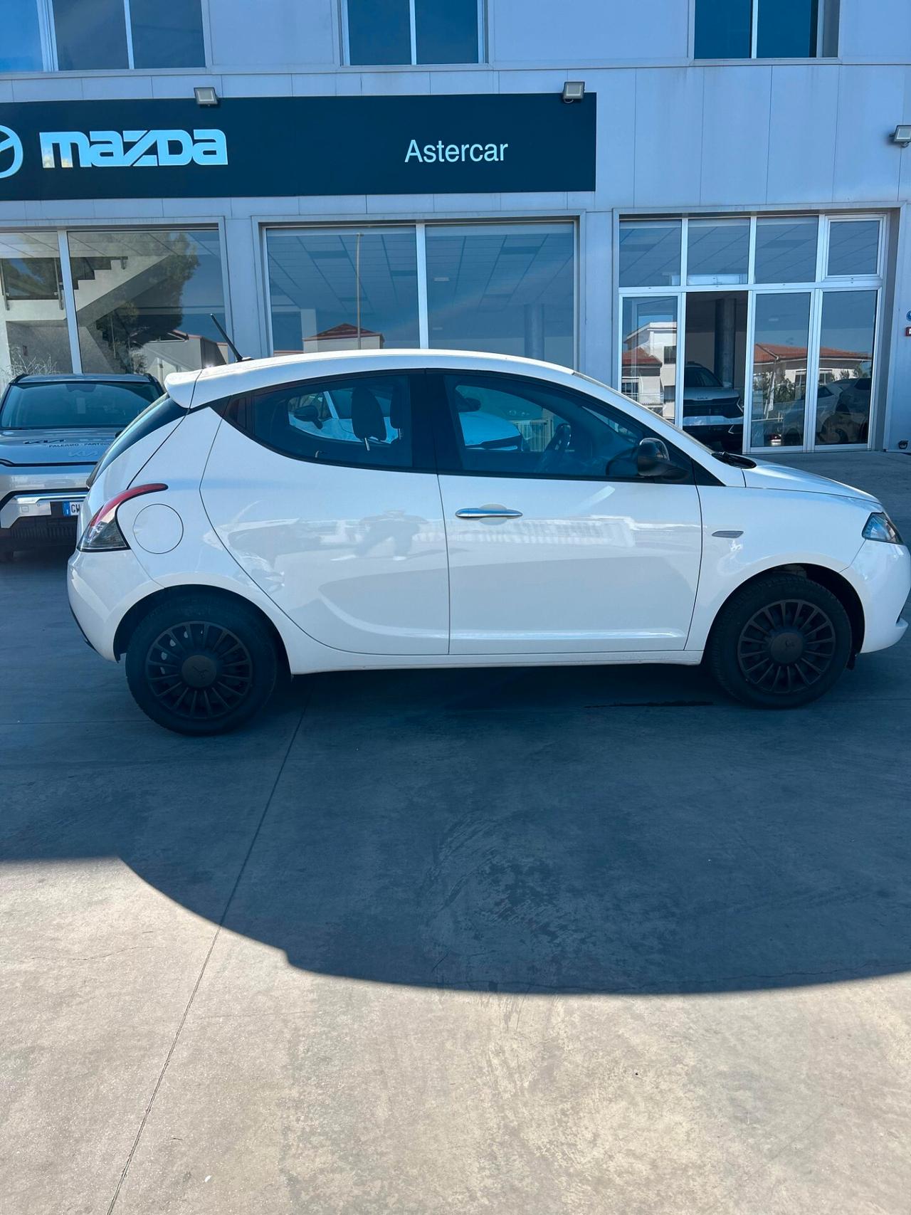 Lancia Ypsilon 1.0 FireFly 5 porte S&S Hybrid Ecochic Silver