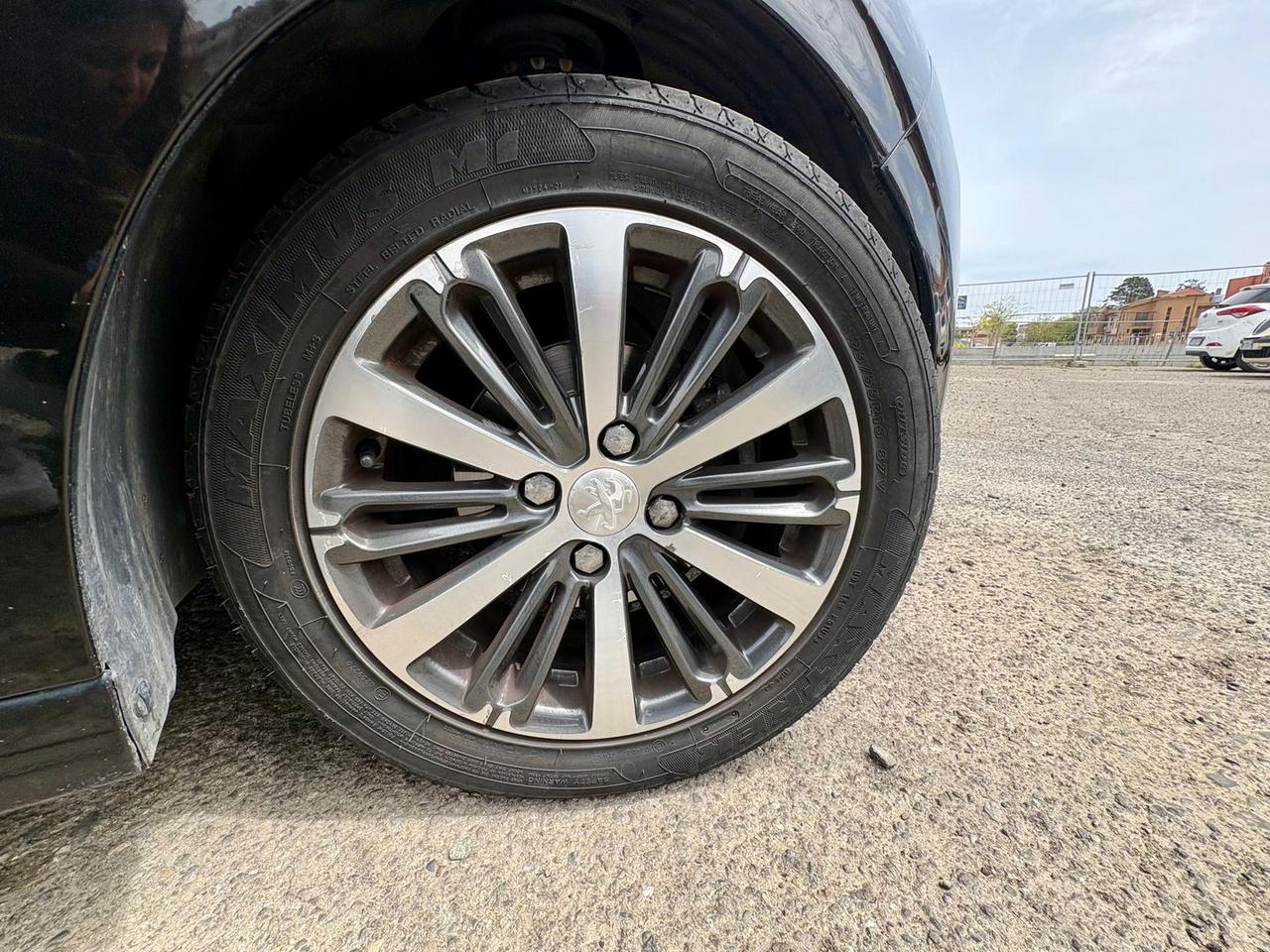 Peugeot 208 Allure 1.6 Blue HDI 75 #10654