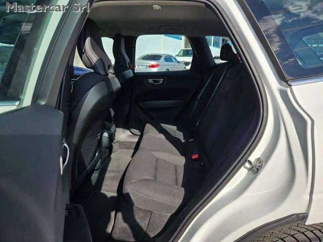 VOLVO XC60 XC60 II 2018 2.0 b4 Momentum Pro awd auto -GE944CR