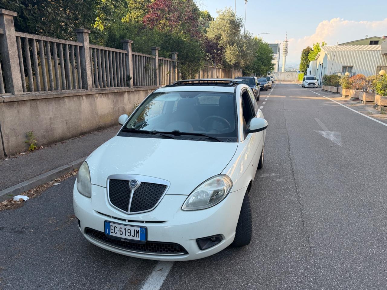 Lancia Ypsilon 1.2 VERSUS TETTO APRIBILE