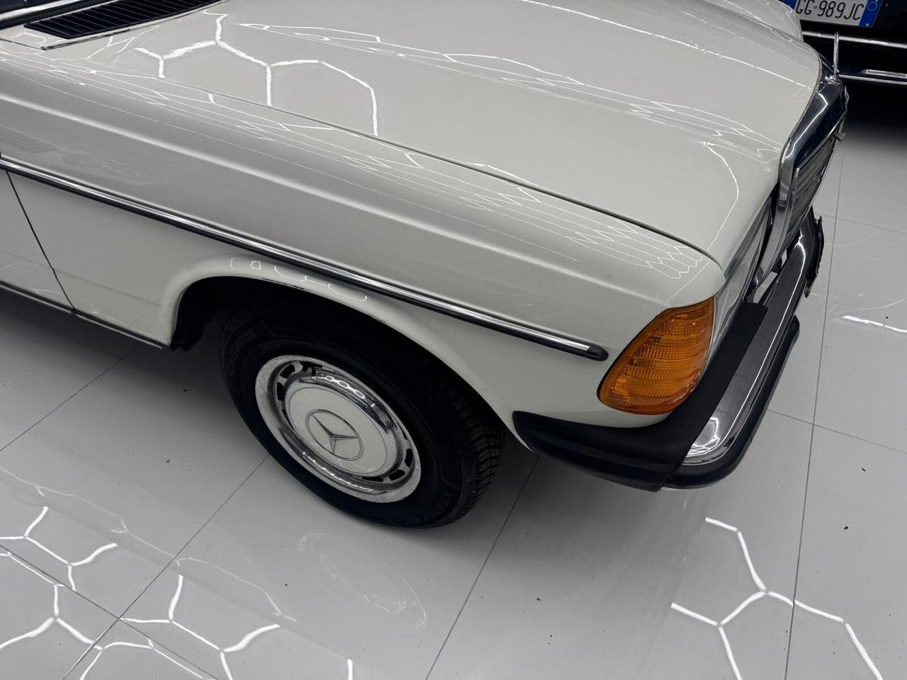 Mercedes-Benz 200 -Benzina