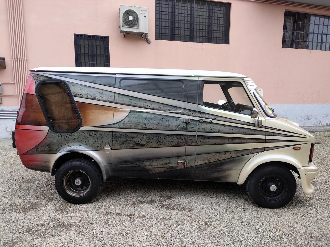 Bedford 2.3 d Van Customizzato ed aerografato