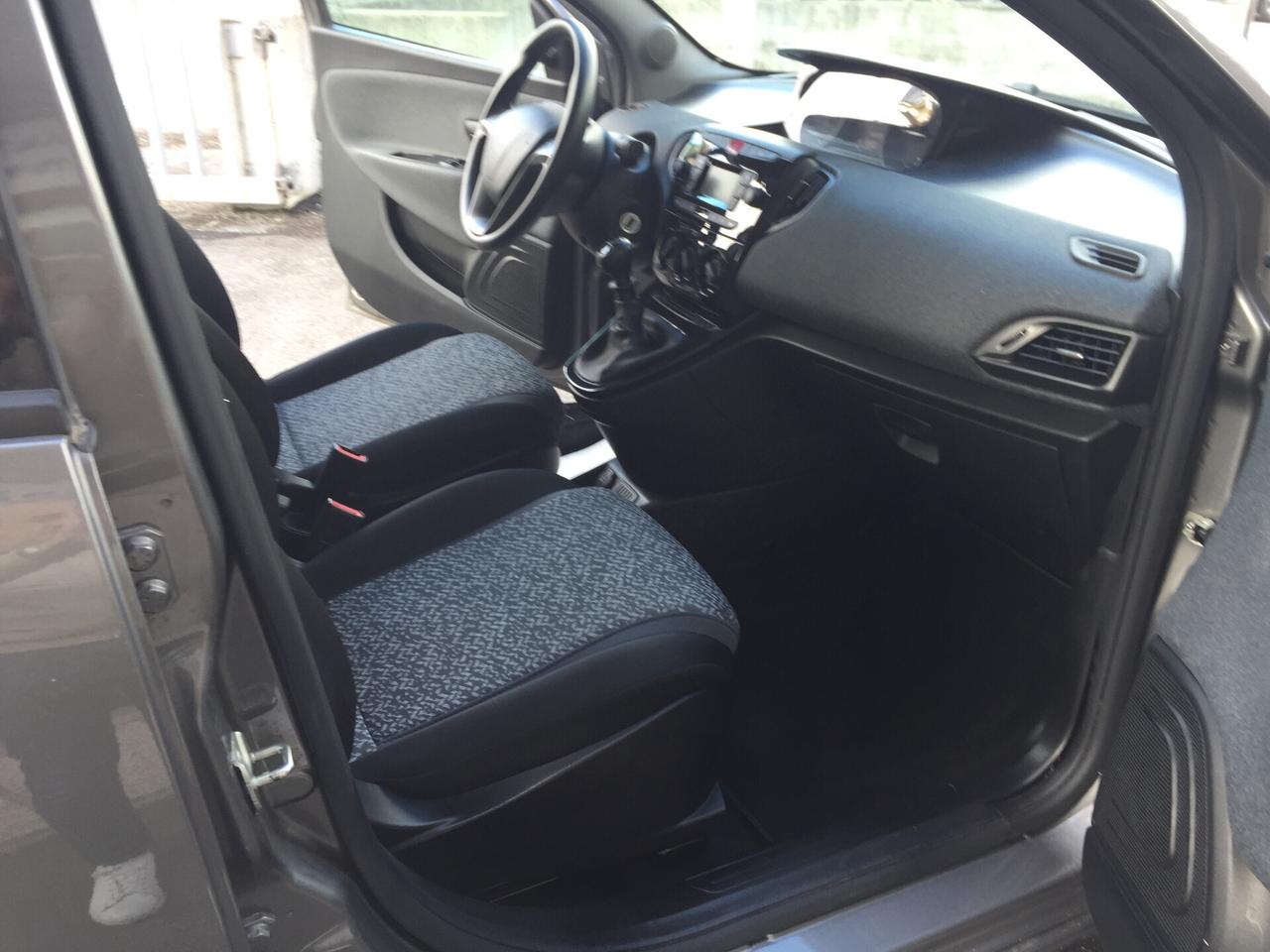Lancia Ypsilon 1.0 FIREFLY ECOCHIC S&S HYBRID 5P. SILVER X NEOPATENTATI