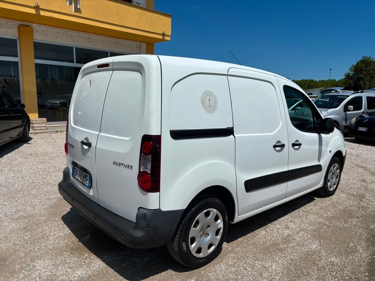 Peugeot partner seguito da casa madre