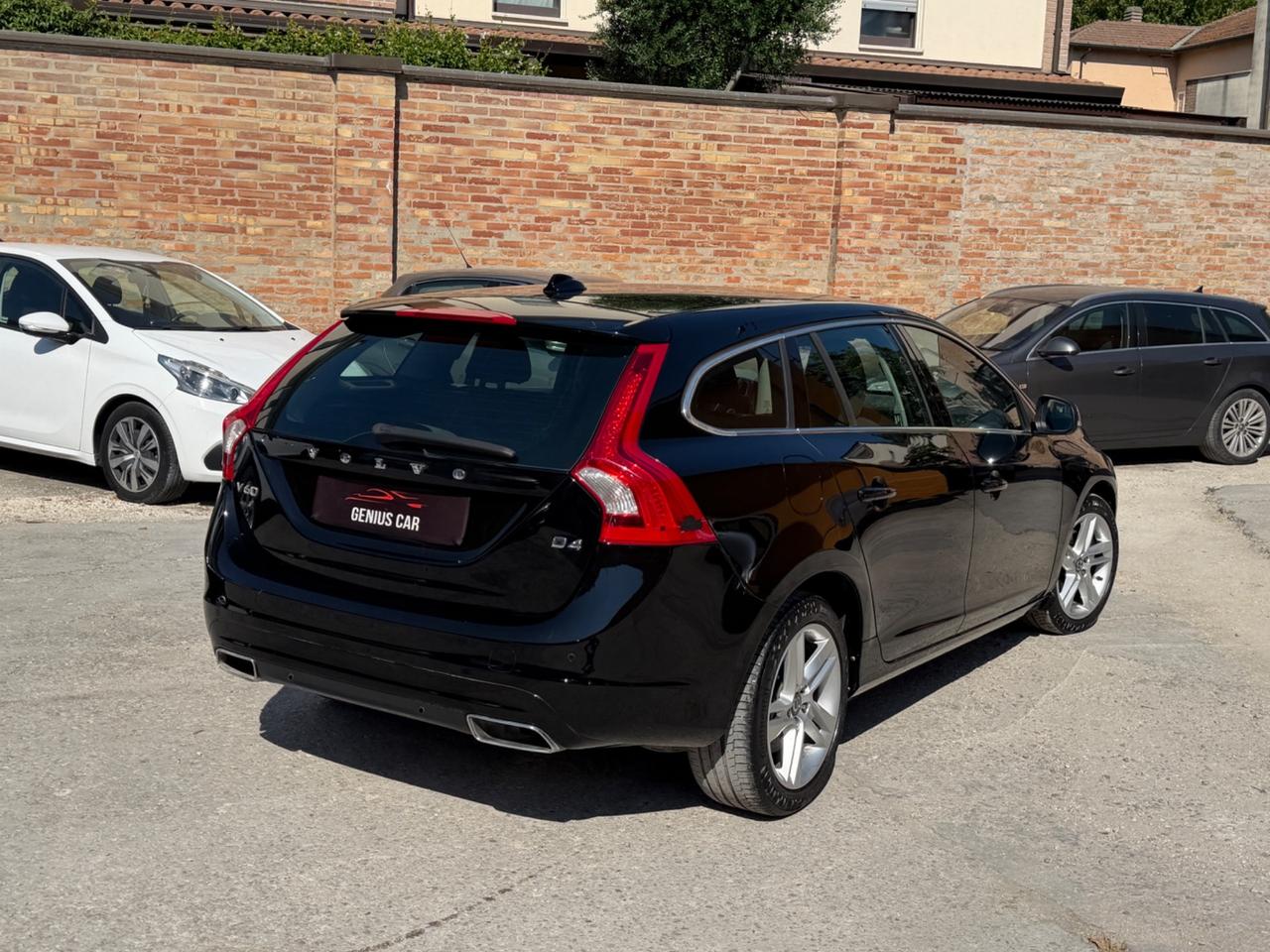 Volvo V60 D4 R-design Momentum
