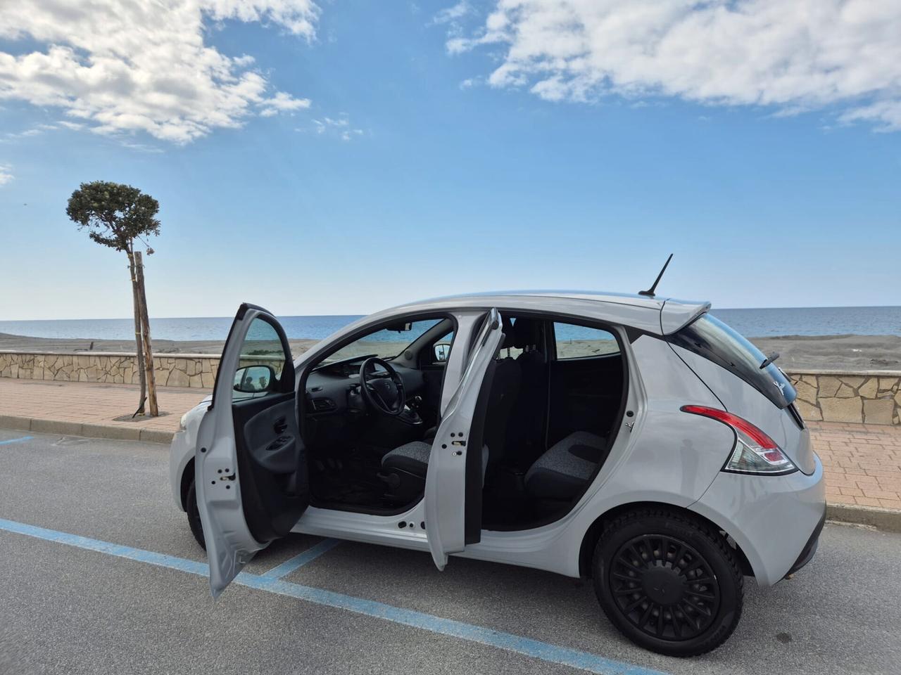 Lancia Ypsilon 1.0 FireFly 5 porte S&S Hybrid Ecochic Silver