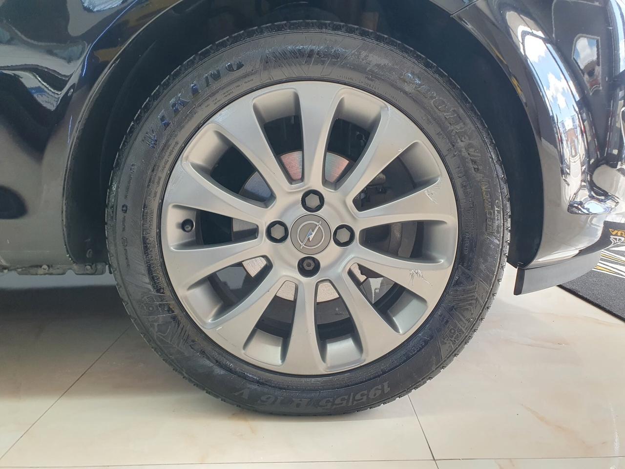 Opel Corsa 1.3 CDTI 75CV b-color 2011