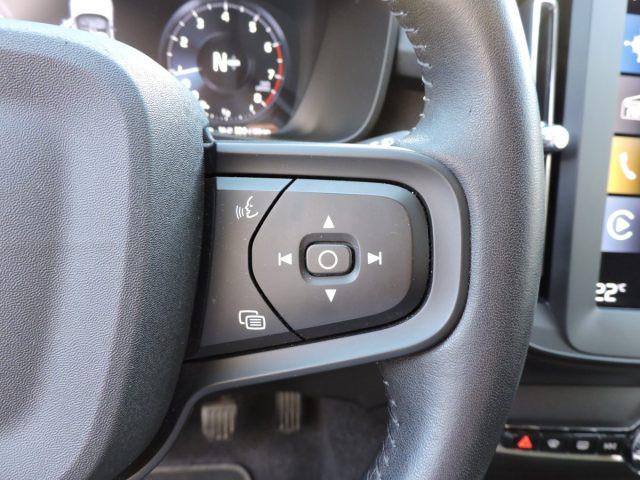 VOLVO XC40 T2 MOMENTUM CORE MANUALE