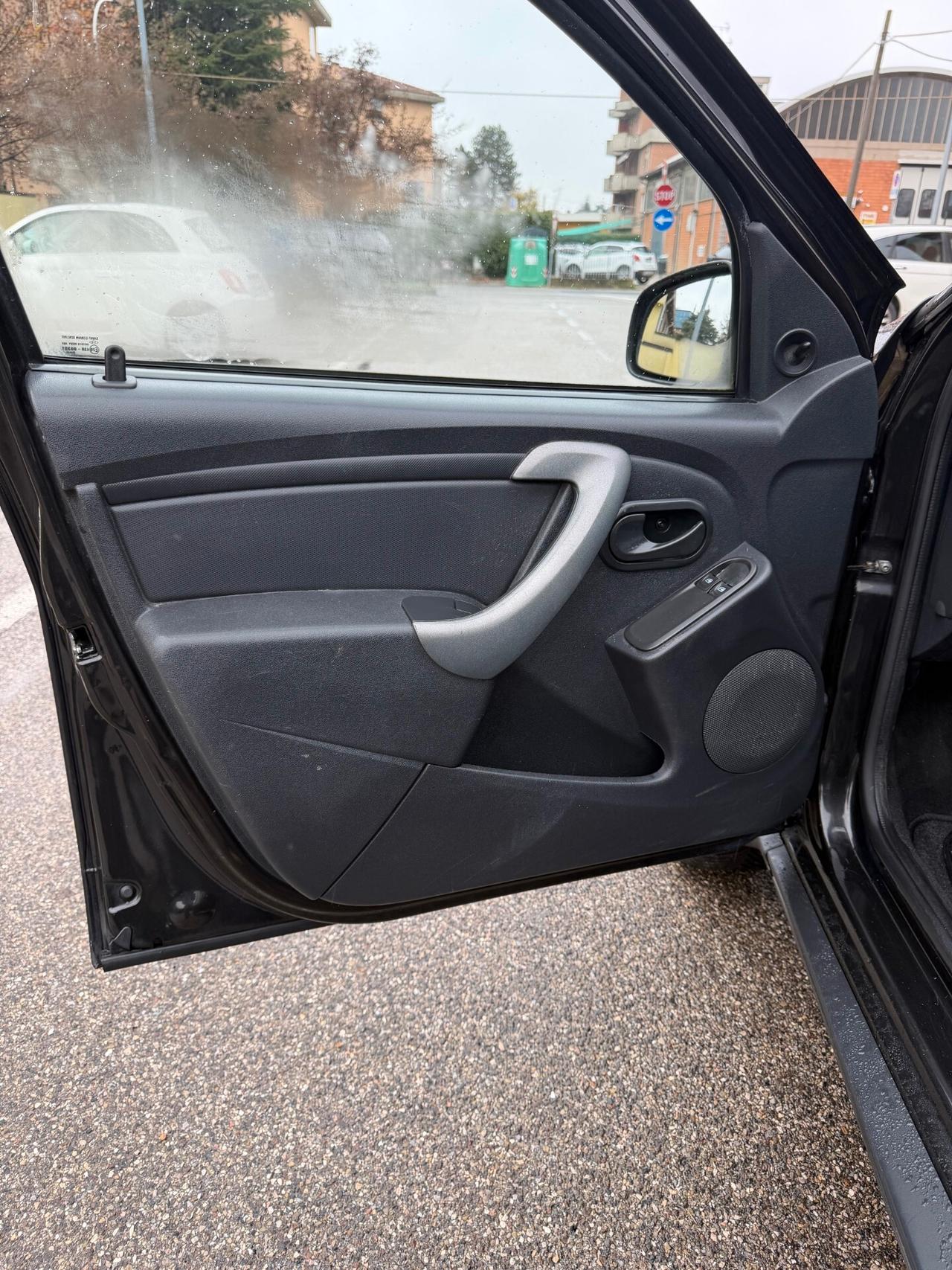 Dacia Duster 1.6 GPL - NEOP. - NAV. - 12 MESI DI GARANZIA -