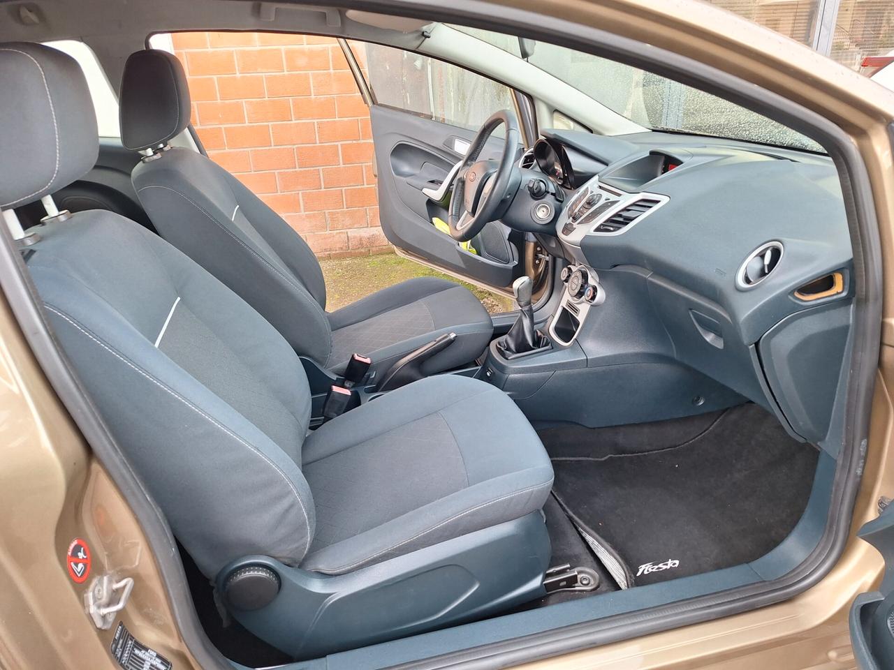 FORD FIESTA 1.2B IMPIANTO METANO NEOPATENTATI €5 CARROZZERIA DA RIVEDERE