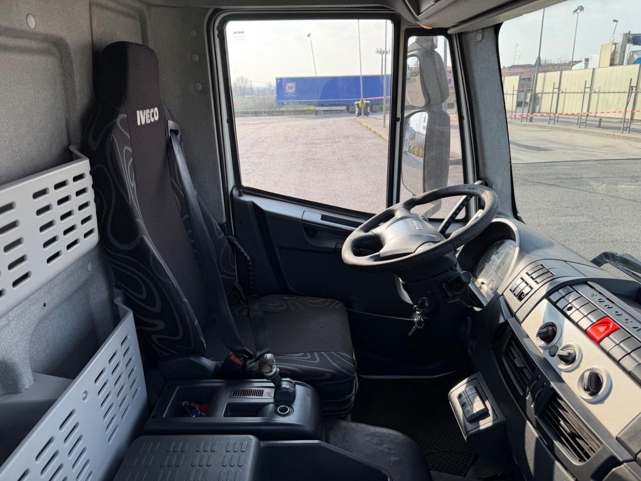 Iveco Eurocargo 12E22 con sponda Cambio Automatico