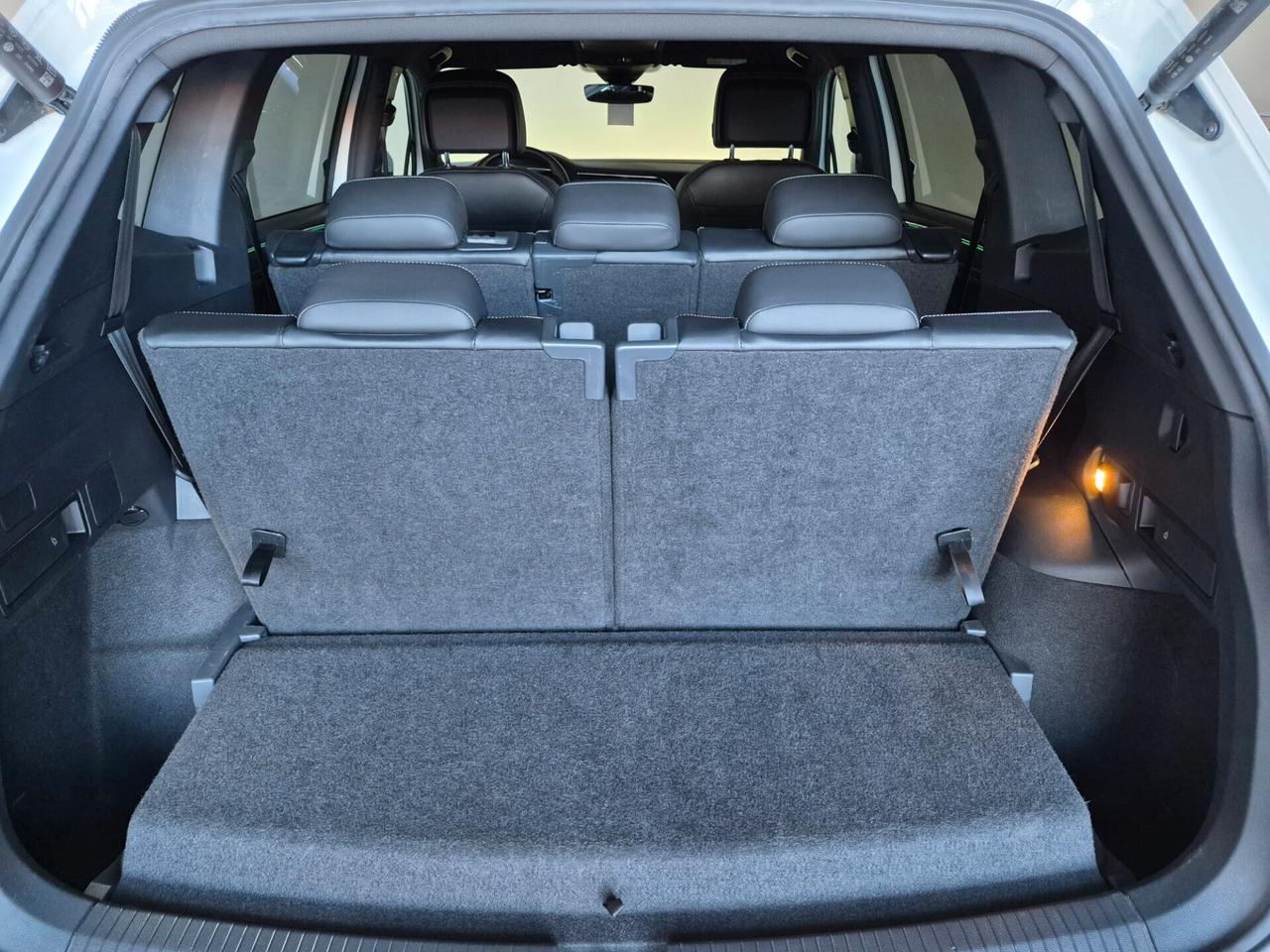 Volkswagen Tiguan ALLSPACE 2.0 TDI R-LINE 4MOTION 7 POSTI DSG LED NAVI APPLE CAR PLAY/ANDROID AUTO 360° ACC C.19 WIRELESS AMBIENT LIGHT