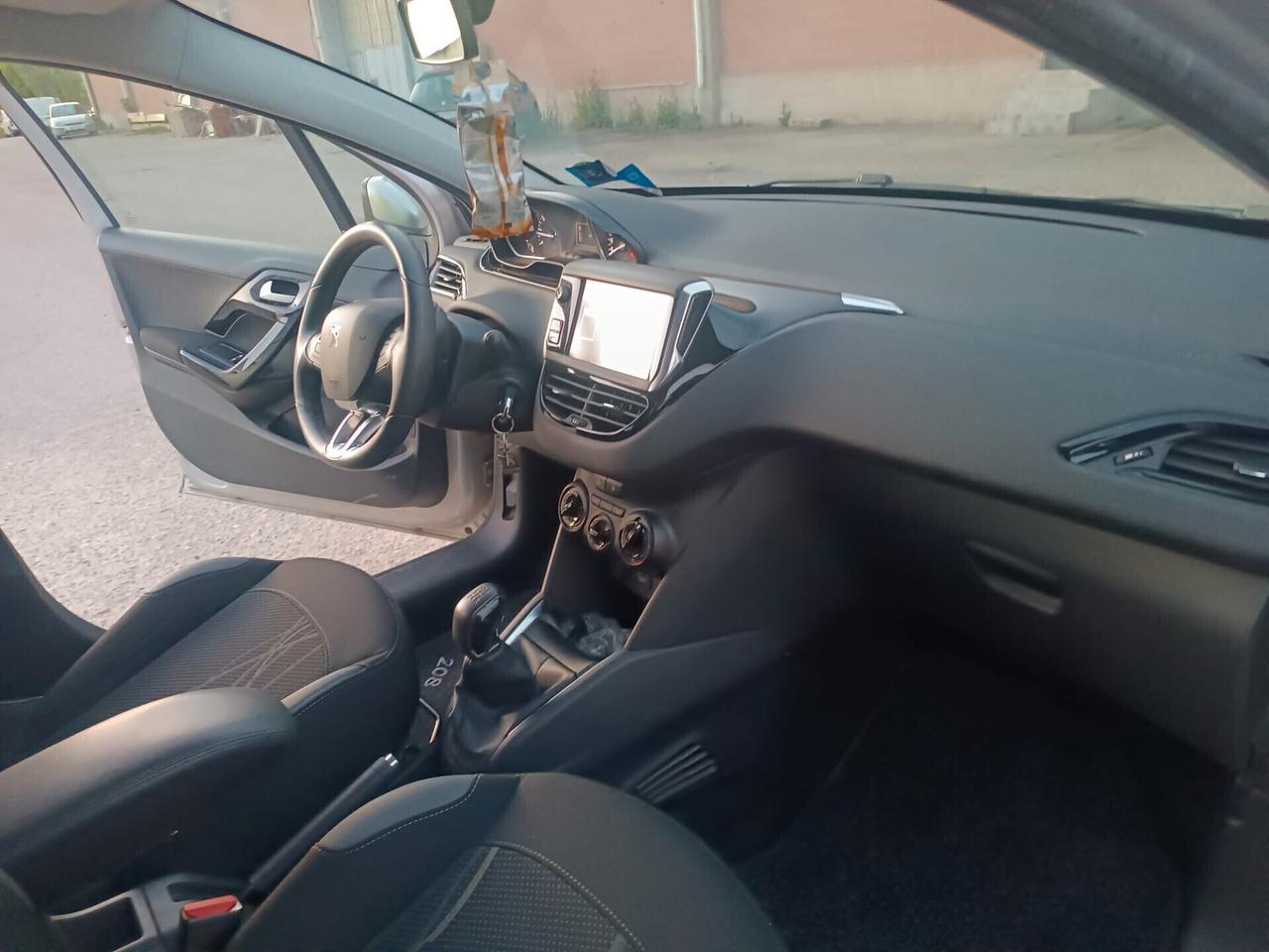 Peugeot 208 2013---1.0 Benzina Neopatentati