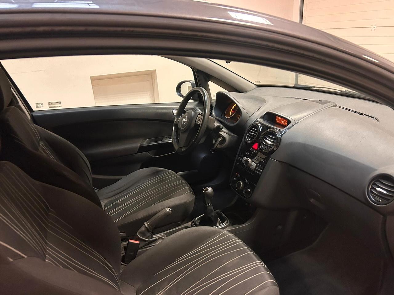 Opel Corsa 1.2 3 porte b-color