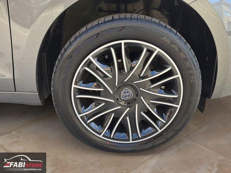 Lancia Ypsilon 1.0 FireFly 70 Cv Hybrid Gold 5 POSTI - Schermo, CarPlay, Ruotino ecc