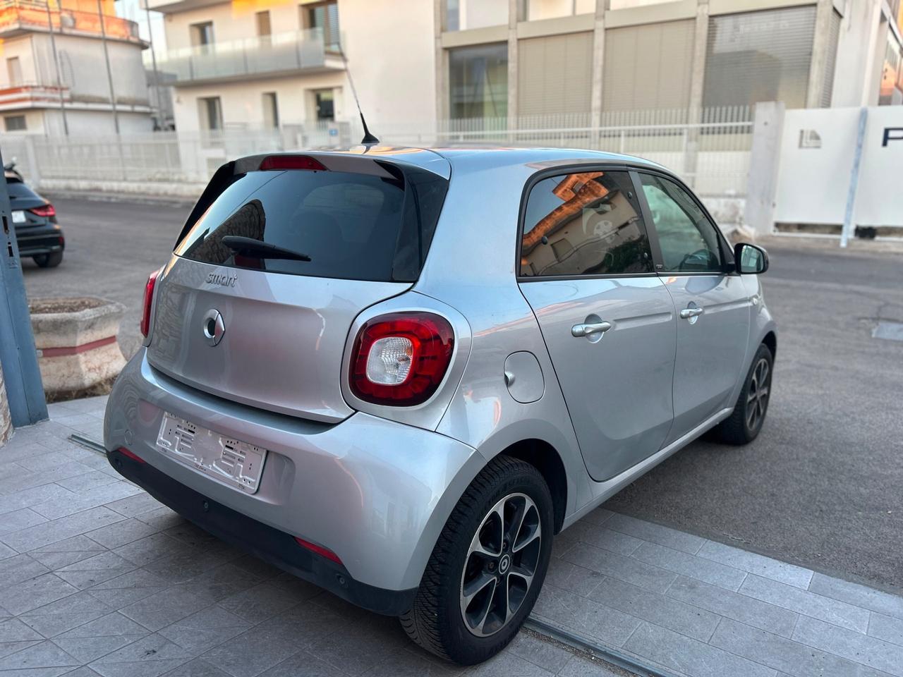 Smart ForFour 0.9 Turbo Passion-2015 NAVI/LED/15"