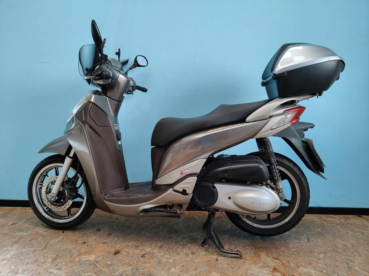 Honda SH 300 con parabrezza alto e bauletto