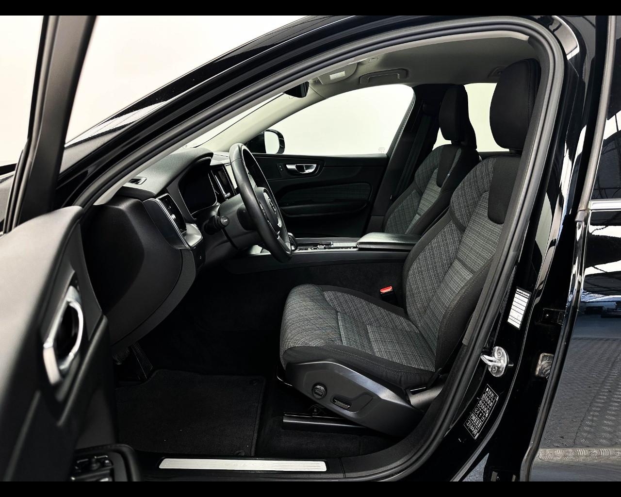 VOLVO XC60 B4 (d) AWD automatico Essential