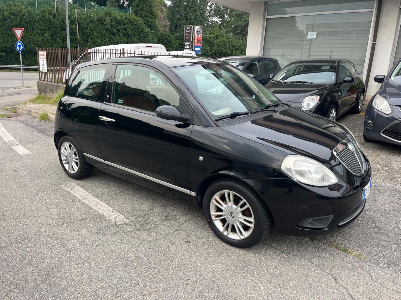 Lancia Ypsilon 1.4 16V Sport MomoDesign