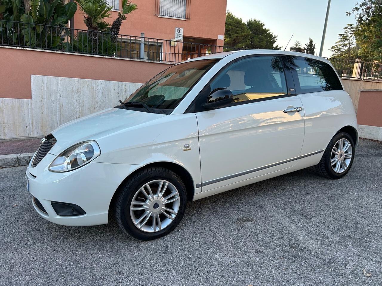 Lancia Ypsilon 1.3 MJT 75 CV Unyca