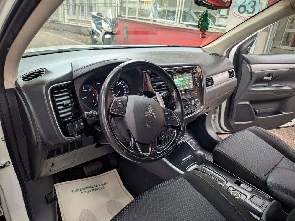 OUTLANDER 2.2 DI-D 4WD 7 POSTI AUTOMATICA EURO 6