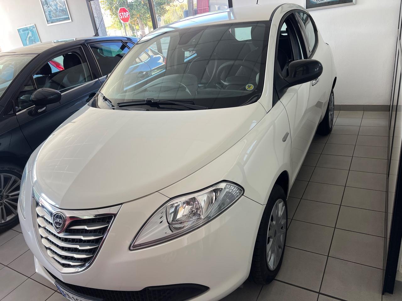 Lancia Ypsilon 0.9 TwinAir 85 CV 5 porte Metano Ecochic Silver