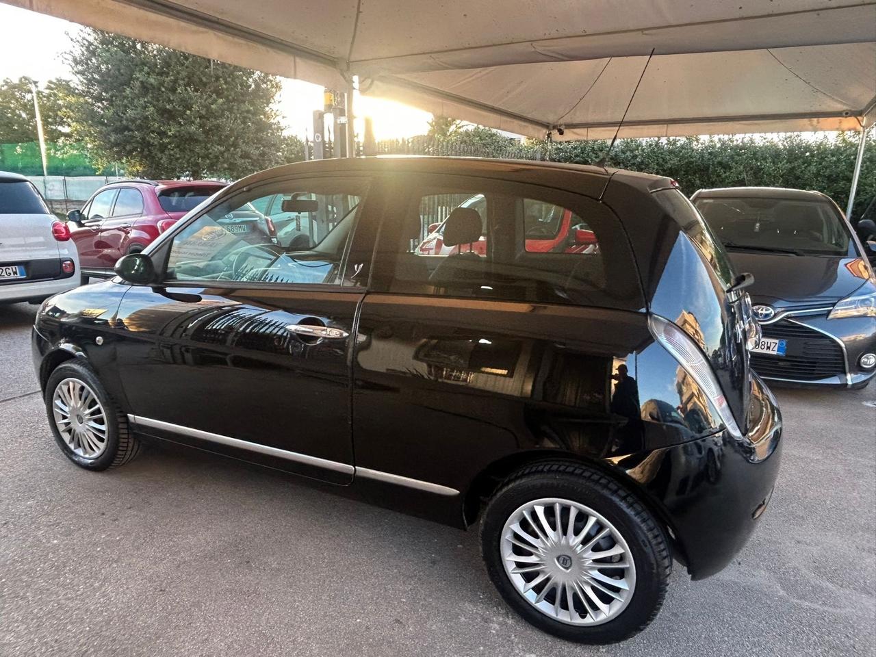 Lancia Ypsilon 1.3 MJT 75 CV versus