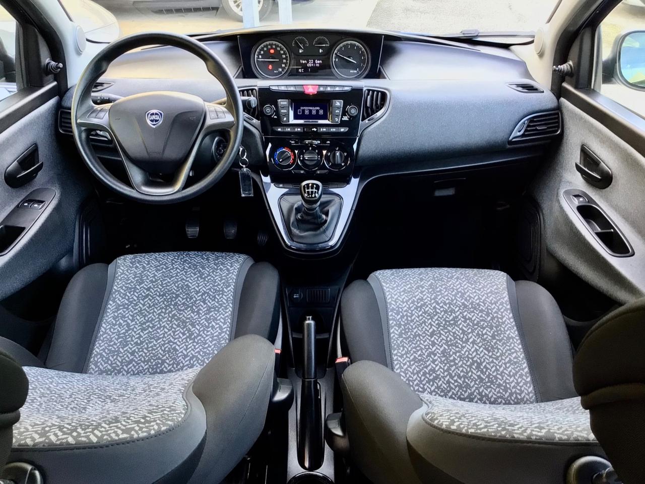 Lancia Ypsilon 1.0 70Cv FireFly 5 porte Hybrid Silver