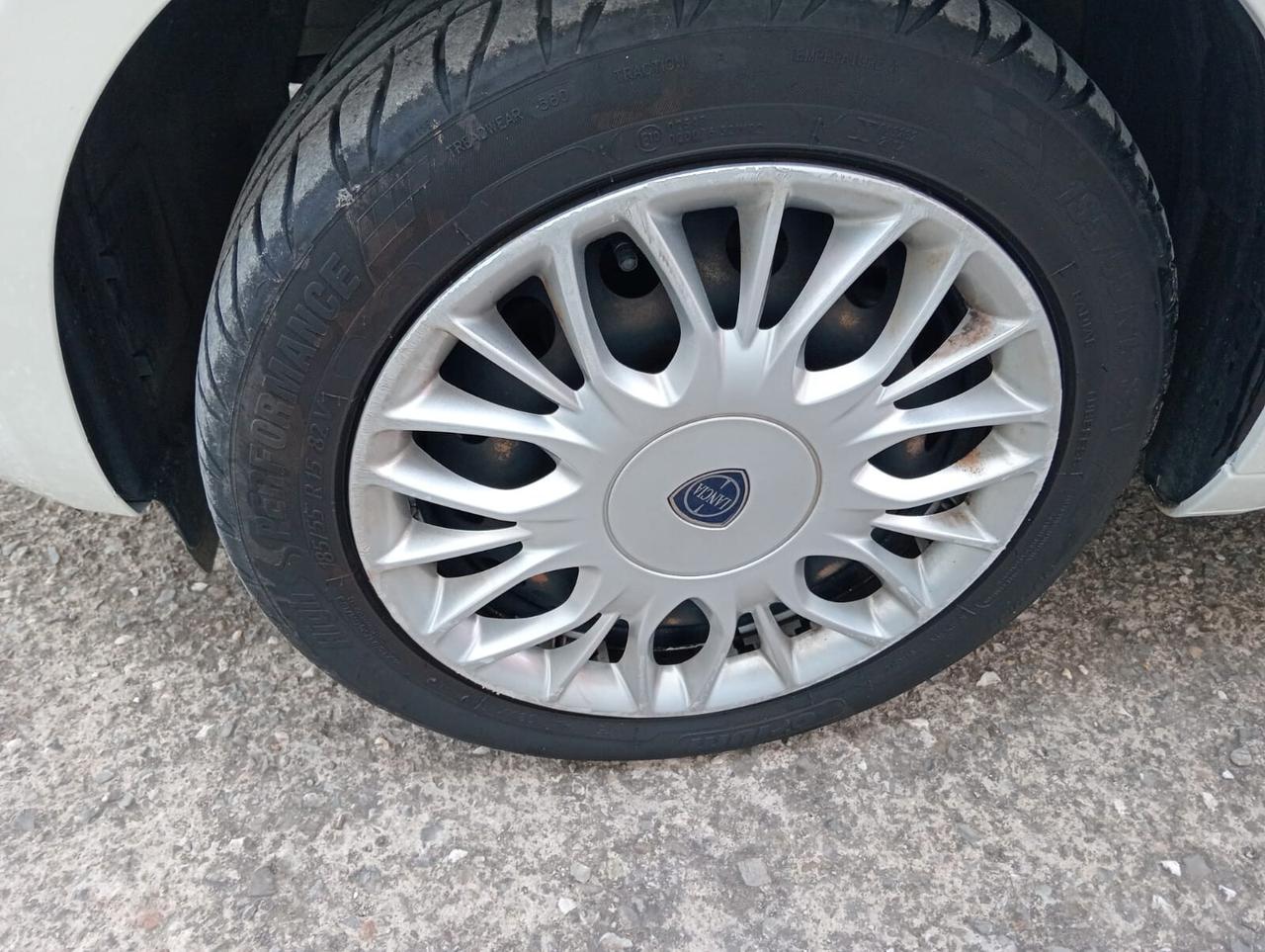 Lancia Ypsilon 1.2 69 CV 5 porte Silver