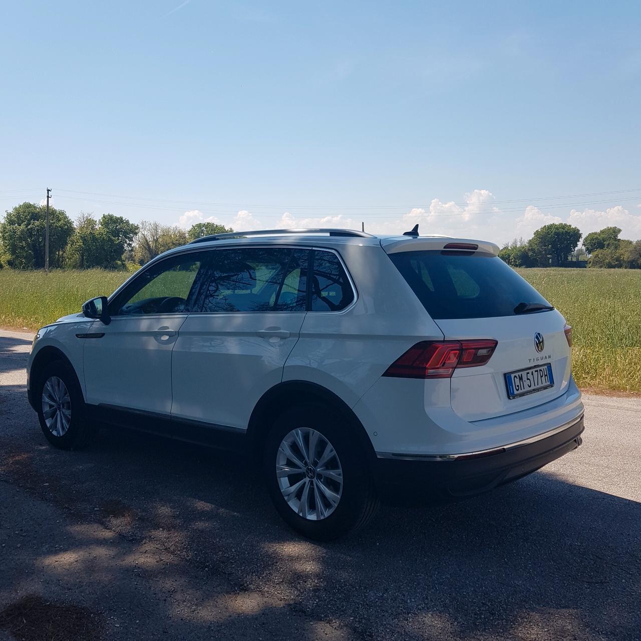 Volkswagen Tiguan 2.0 TDI SCR Life km 27.000 pari al nuovo