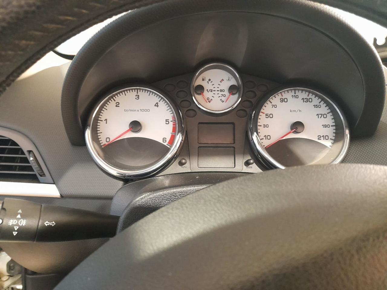 Peugeot 207 1.6 8V HDi 112CV CC Féline