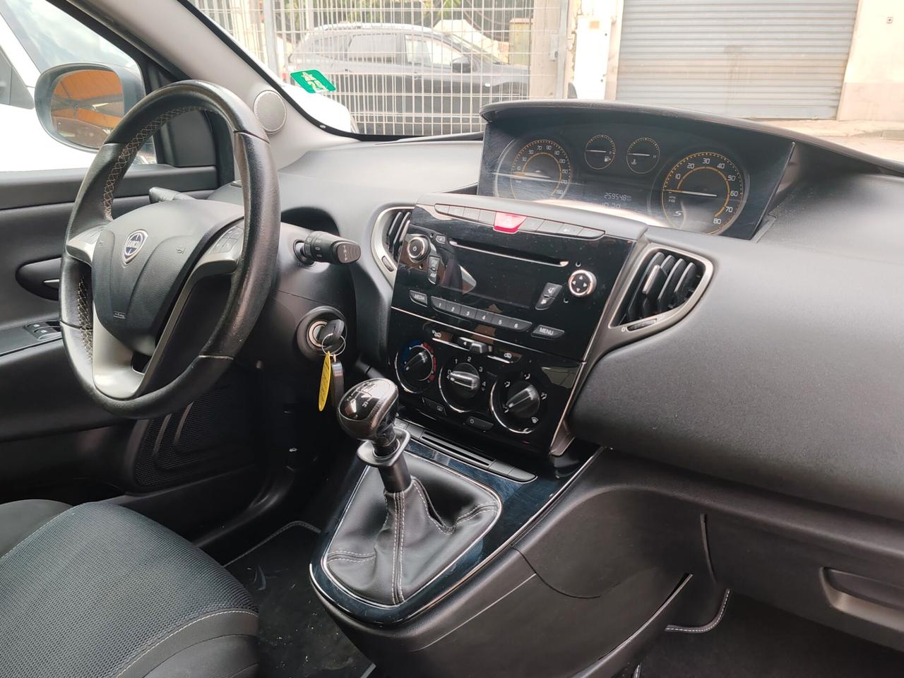 Lancia Ypsilon 1.2 69 CV 5 porte S Momodesign