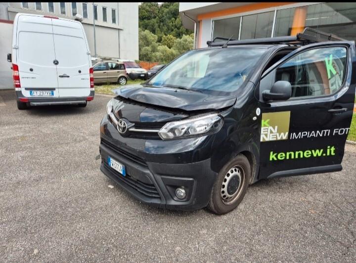 Toyota Proace incidentata